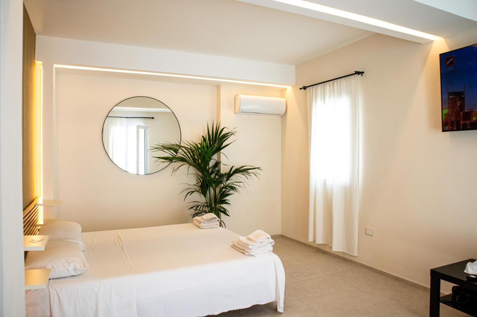 Suites Mediterranee Pulsano Exteriör bild