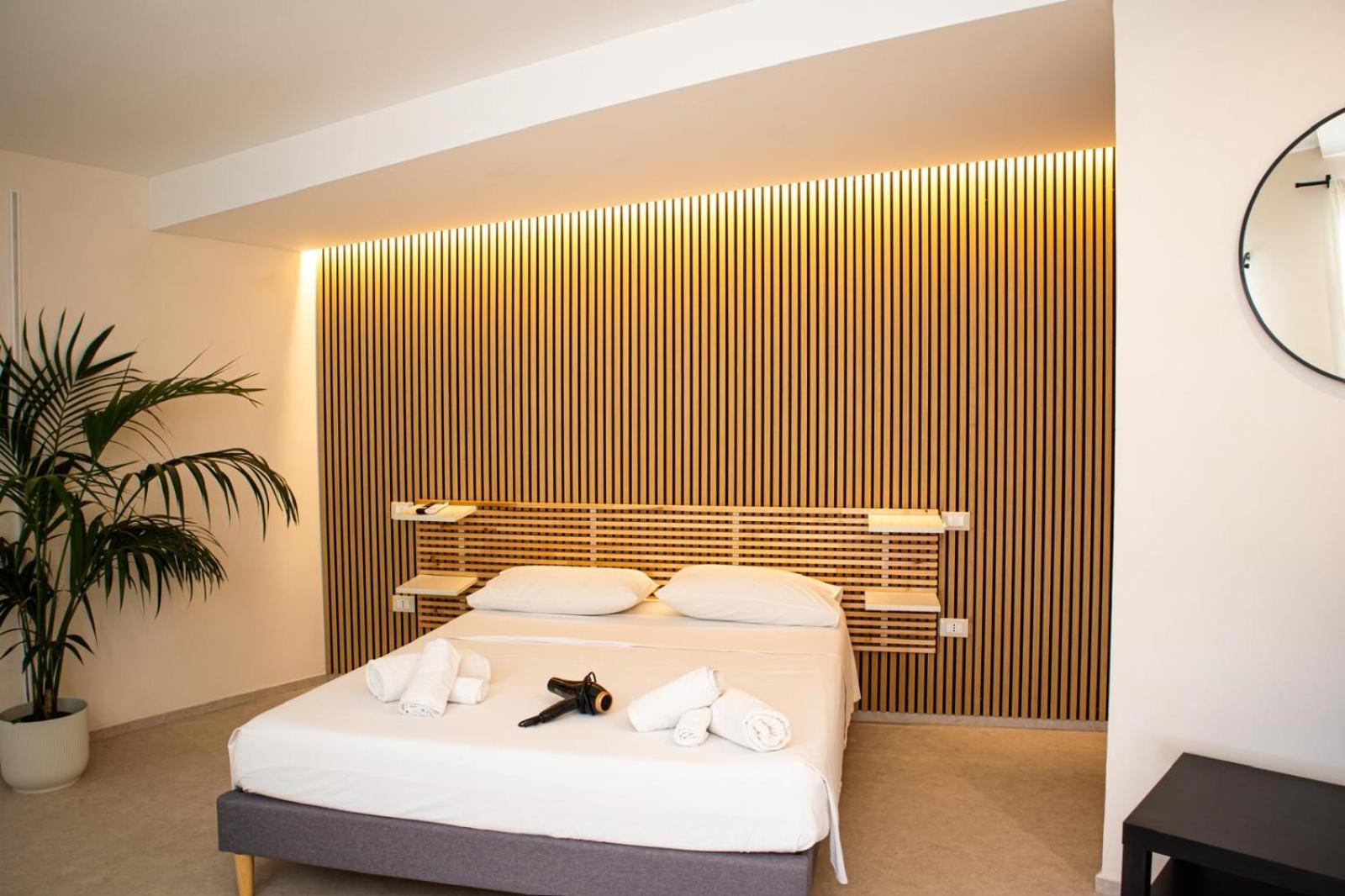Suites Mediterranee Pulsano Exteriör bild