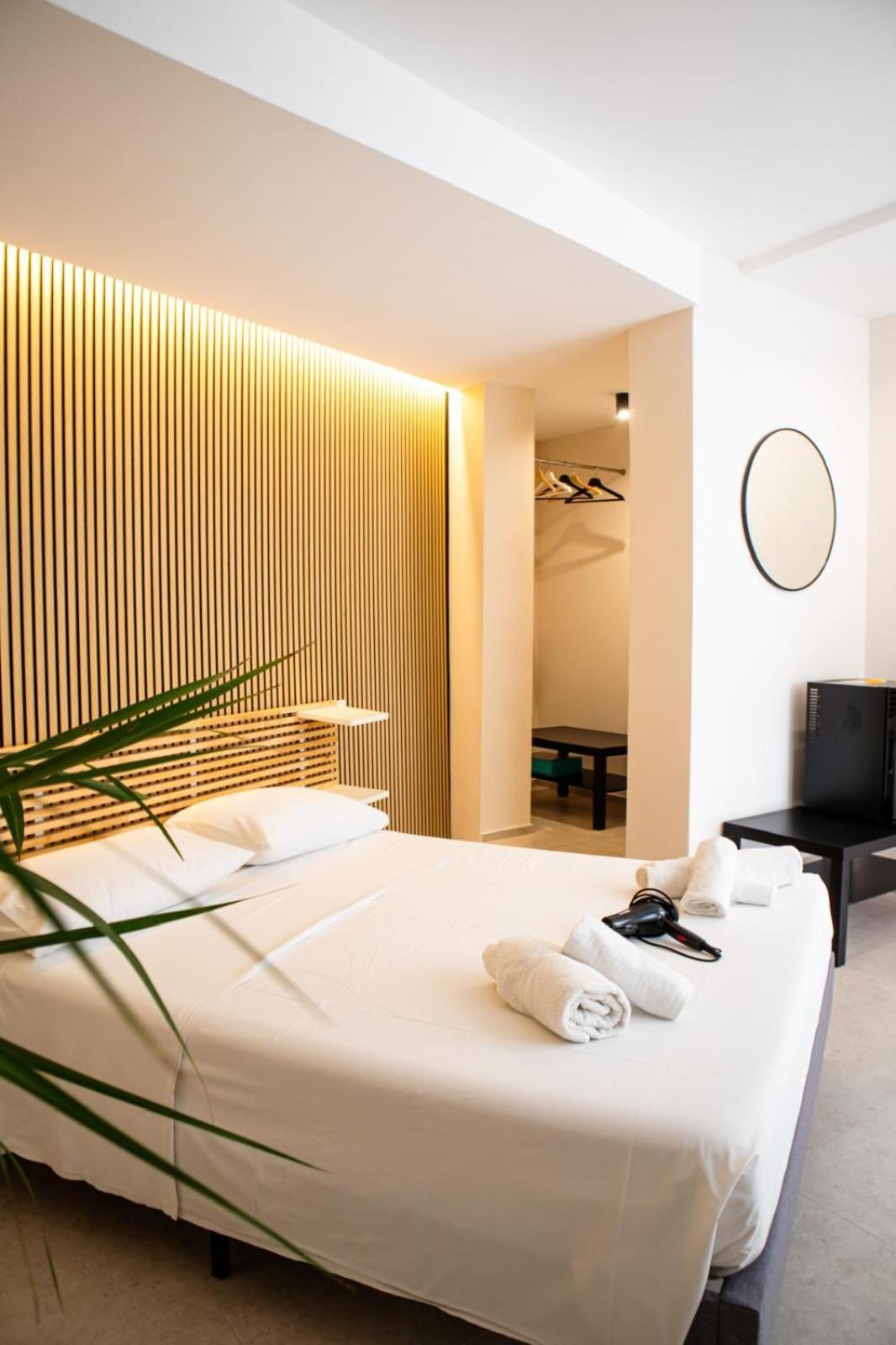 Suites Mediterranee Pulsano Exteriör bild